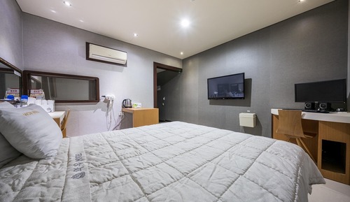 Room (Deluxe room (bathtub Netflix viewing )
