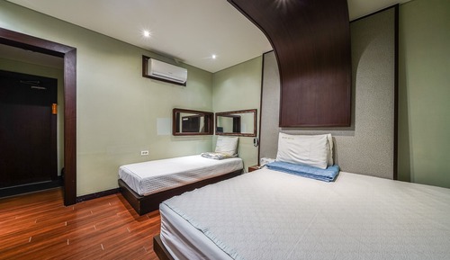 Room (Twin)