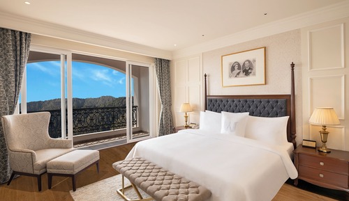 Suite, 1 Queen Bed, Mountain View (The Mayfair Suite)