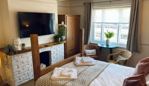 Family Room (Waterfront suite)