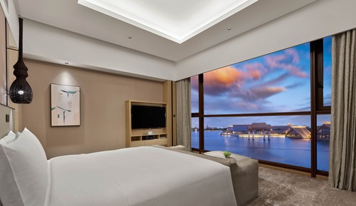 Deluxe Suite, 1 King Bed, Lake View