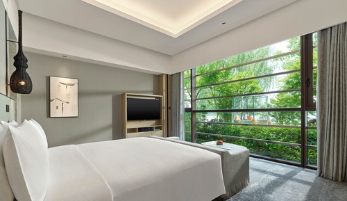 Premier Suite, 1 King Bed, Lake View, Courtyard Area