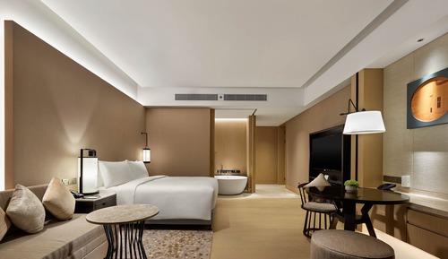 Deluxe Room, 1 King Bed, Garden View