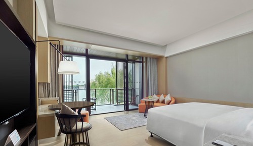 Grand Room, 1 King Bed, Lake View