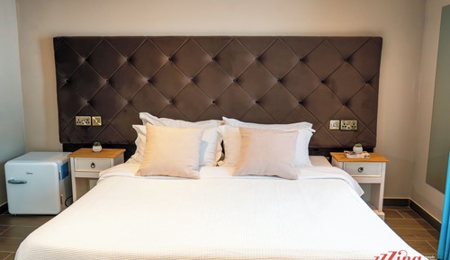 Double Room (Deluxe King Room with Sofa Bed)