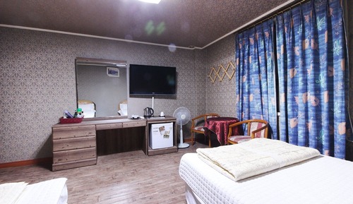 Room (Twin (Twin))