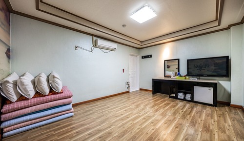 Room (All rooms (although you can watch Net)