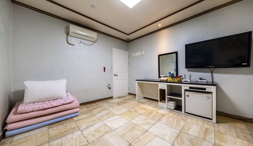 Room (Hansil (Netflix available) for 2 peop)