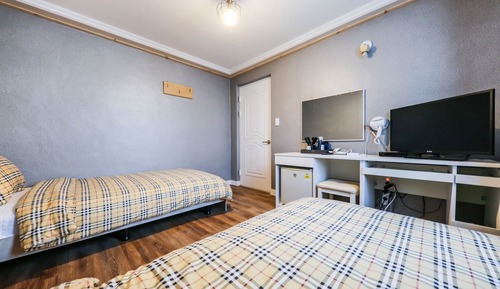 Room (Twin)