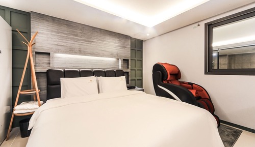 Room (Special Room B)