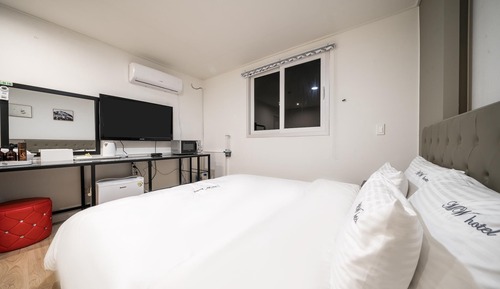 Room (Family (non-smoking room no consecuti)