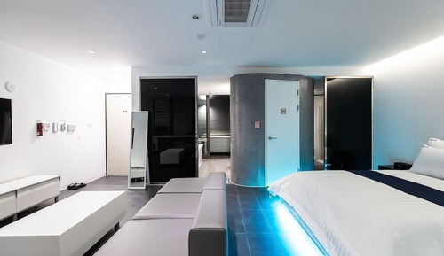 Room (Outdoor Spa Room (Room 403 Room 405))