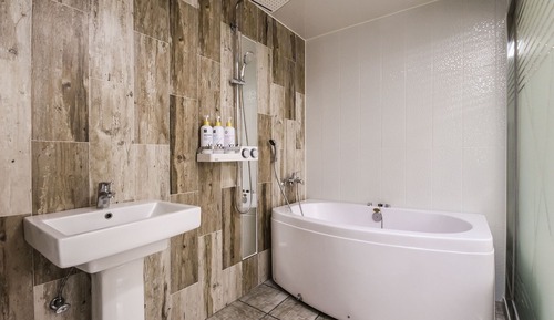 Room (Business Twin (spa available Netflix )