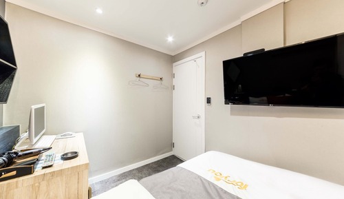Room (Mini Room (Netflix))