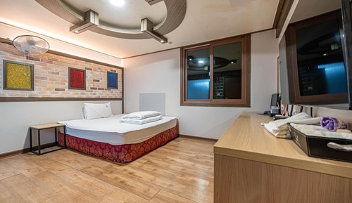 Room (Deluxe (10000 won per additional pers)