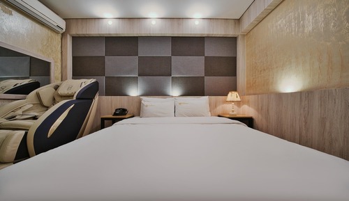 Room (VVIP (75" TV Netflix styler massage c)