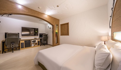 Room (Couple PC (Netflix YouTube Spa Air pu)