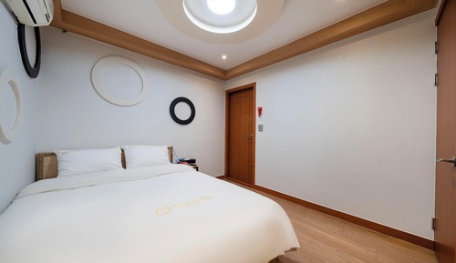 Room (Standard (No overnight parking/Varity)