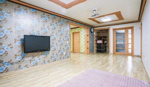 Room (Room 5)