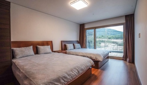 Room (503)