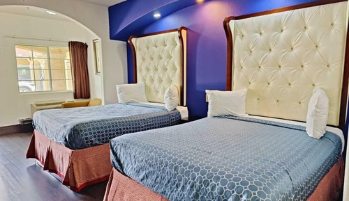 2 Queen Beds Smoking with Kitchenette