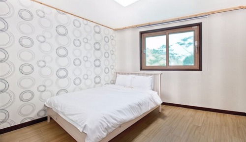 Room (Room 105)