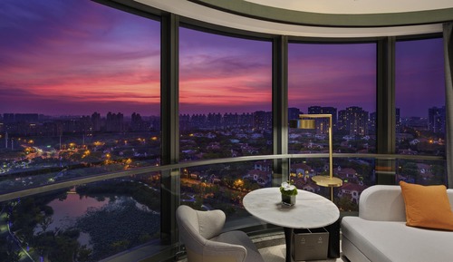 Deluxe Room, 1 King Bed, Lake View