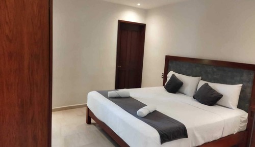 Basic Room, 1 King Bed, Non Smoking, Pool View