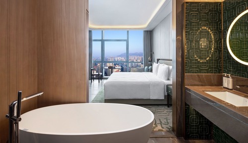 Suite, 1 King Bed, Business Lounge Access