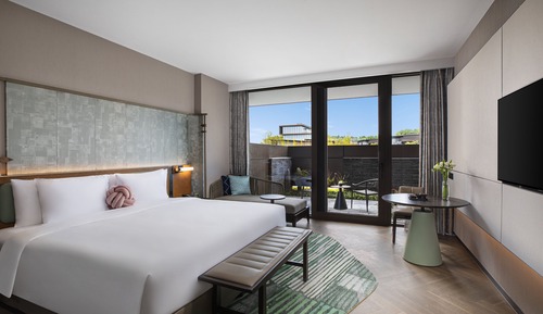 Standard Room, 1 King Bed, Lake View
