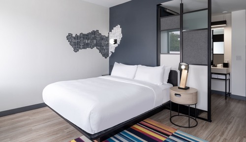 Room, 1 King Bed, Non Smoking (Mobility/Hearing Accessible, Tub)