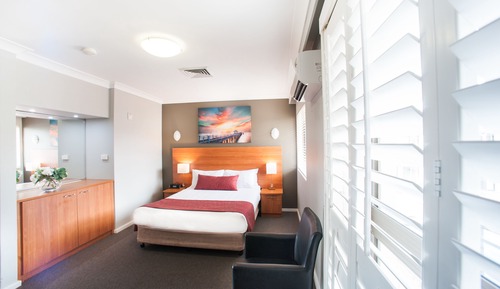 Business Suite, Pool View