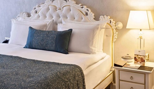 Luxury Evergreen Suite with Lounge Access