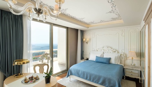Terrace Suite with Bosphorus View Lounge Access