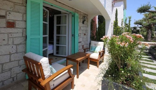 Antre Balcony