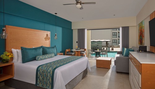 Junior Suite, 1 King Bed, Pool View (Preferred Club - Swim Out)