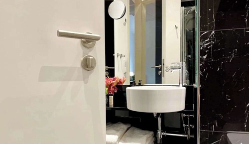 Comfort Room, 1 Queen Bed (Walk-in Shower)