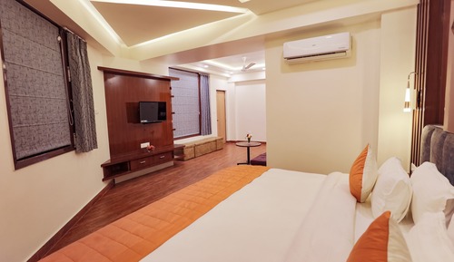 Executive Suite Mountain View Room with Private Balcony