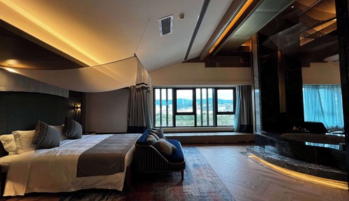 Suite, Non Smoking (Hill)