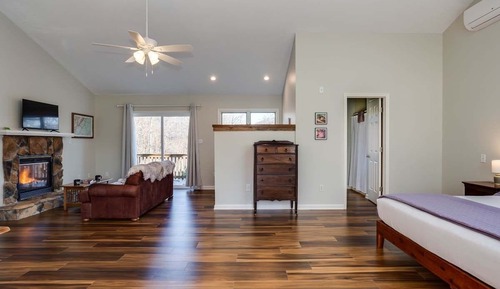 High Meadows Cabin, 1 King Bed, Deep Soaking Tub, Mountain View