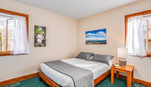 Spy Rock Cabin, 2 Bedrooms, Hot Tub, Mountain View