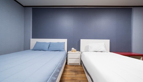 Room (Twin (OTT))