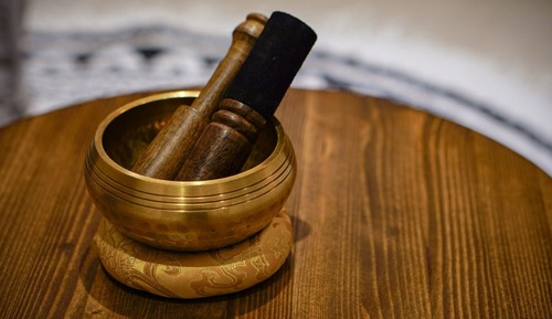 Room (Meditation room (singing bowl rental )