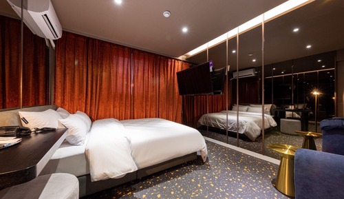 Room (Mirror room (brown mirror Netflix ava)