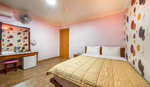 Room (Family Room - Small)