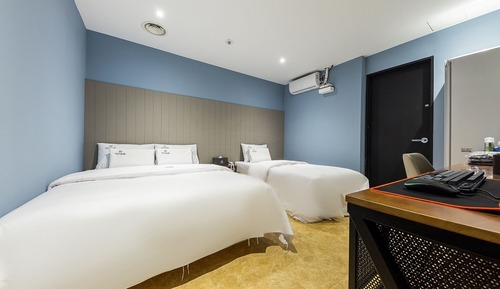 Room (Karaoke Party Room)