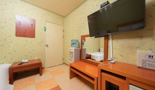 Room (Twin 2 beds (PC-x Netflix available))