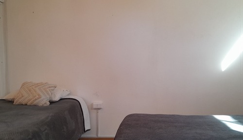 Basica matrimonial single, baño exterior compartido