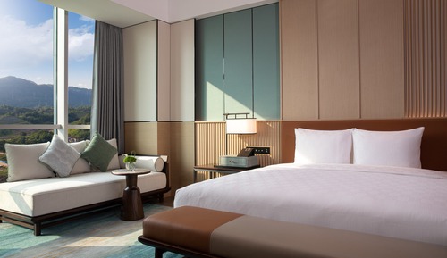 Premium Room, 1 King Bed, Accessible, Club Lounge Access (Lounge Access)