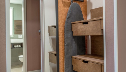 Deluxe Room, 1 King Bed, Accessible, Bathtub